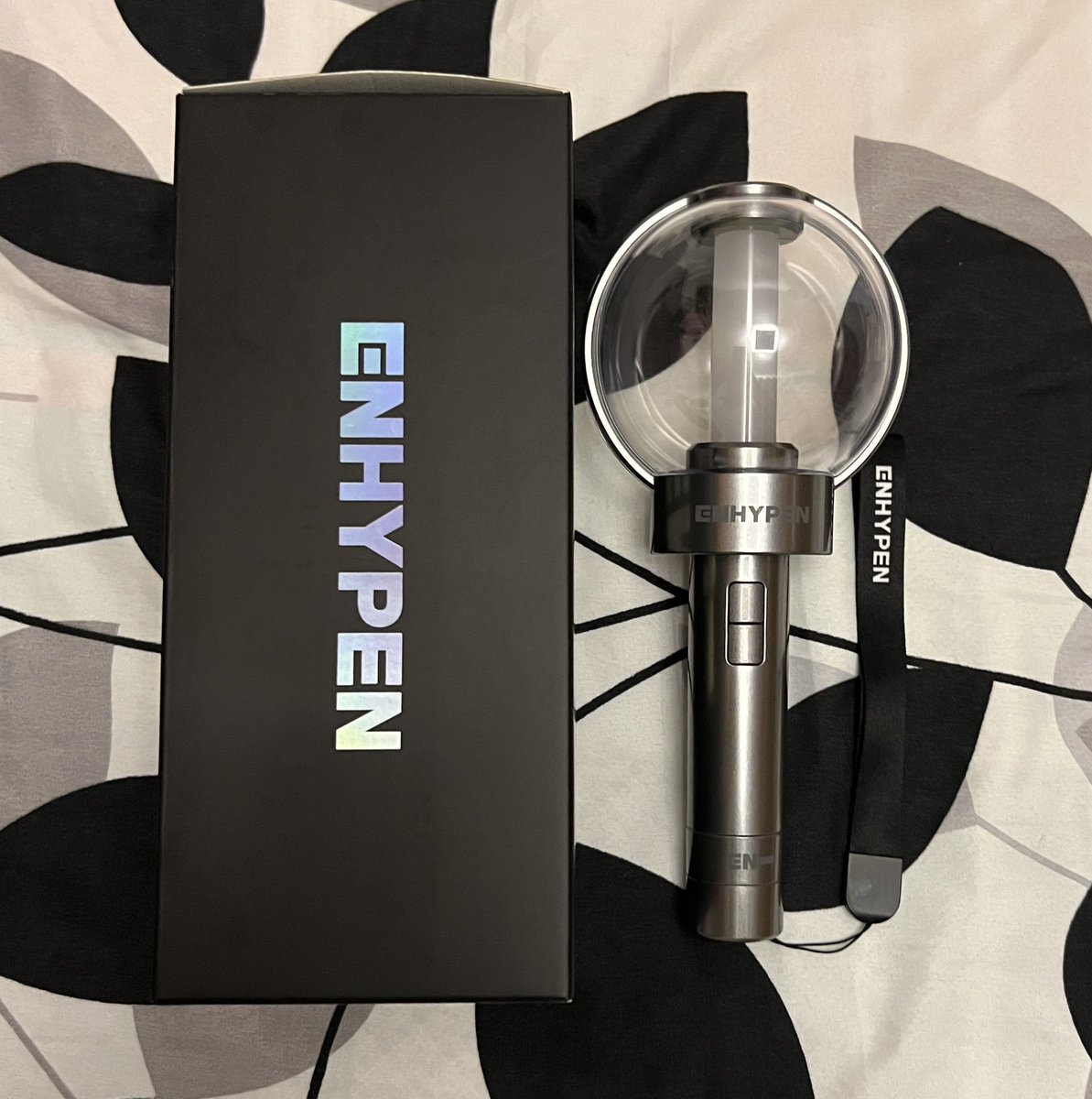 raichivesx's tweet photo. wts lfb 

unsealed enhypen lightstick / engenebong - ₱ 1,500
- only used once (during day 2 manilafesto)

lightstick case - ₱ 650
- opened but never been used

- payo | 1 week reservation 
- mod : sco (jnt), ggx, jnt
- pf: ₱20 
- mop : gcash, maya
- mod : sco, jnt, ggx https://t.co/ctxUpw9xgo