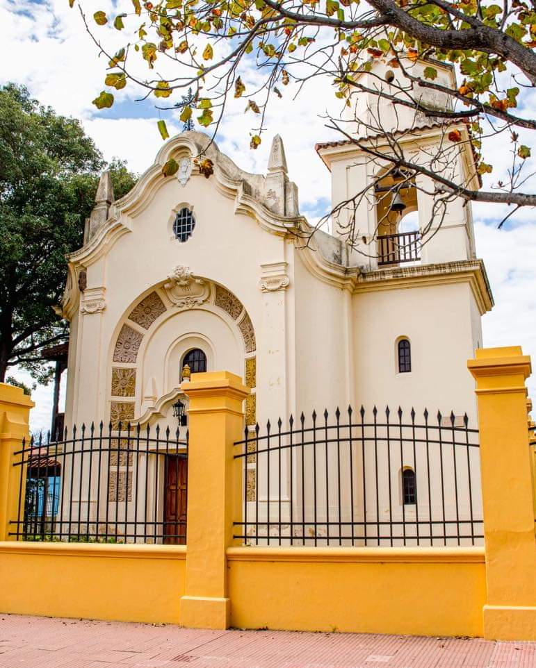 TurismoJesusMar's tweet photo. ✨La Capilla Nuestra Señora de la Misericordia✨

Construida en 1933, se erige como una verdadera joya arquitectónica que fusiona el estilo colonial y barroco🙌. Diseñada por el reconocido arquitecto Juan Kronfuss y decorada por el artista Carlos Camilloni 😊.

#JesúsMaría https://t.co/Iu3nSrjdNK