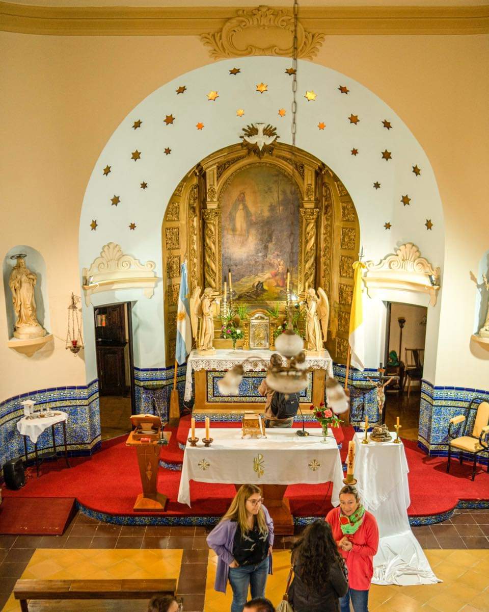 TurismoJesusMar's tweet photo. ✨La Capilla Nuestra Señora de la Misericordia✨

Construida en 1933, se erige como una verdadera joya arquitectónica que fusiona el estilo colonial y barroco🙌. Diseñada por el reconocido arquitecto Juan Kronfuss y decorada por el artista Carlos Camilloni 😊.

#JesúsMaría https://t.co/Iu3nSrjdNK