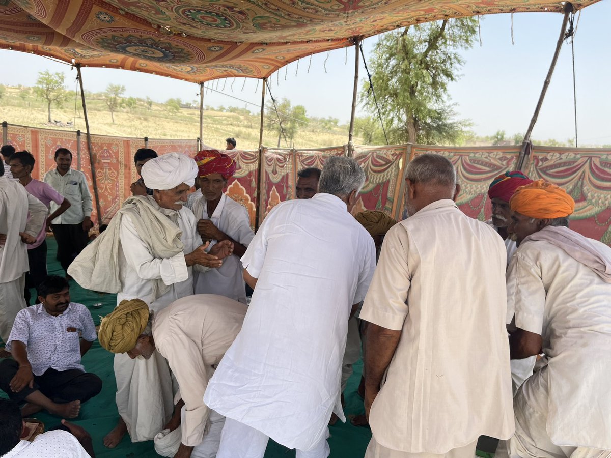 BaytuBalaram's tweet photo. बायतु विधानसभा क्षेत्र के कानोड़ गाँव में मगोणी धांधलो की ढाणी में तेजसिंह जी धांधल के सुपुत्र श्री गंगासिंह धांधल के शादी समारोह में सम्मिलित होकर बधाई एवं शुभकामनाएं दीं।
#Kanod #कानोड़ #Baytu #बायतु https://t.co/HVoUizCvjF