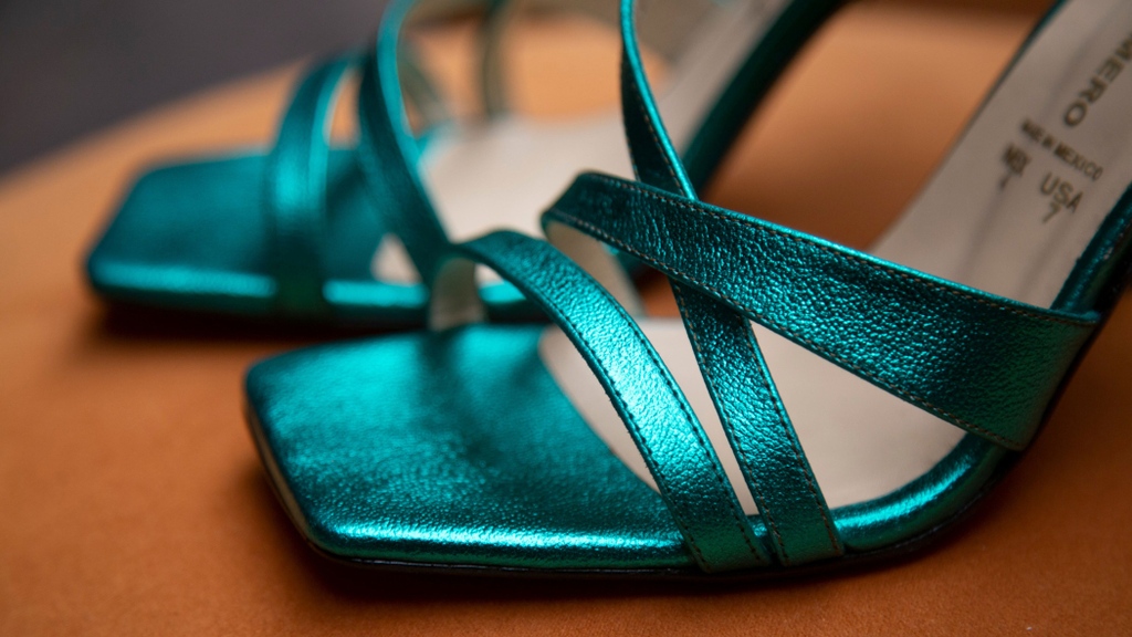 Todos nuestros zapatos están hechos a mano con 100% piel. 
reginaromero.com

#QuieroMisRegina  #ReginaRomero #HechosaMano