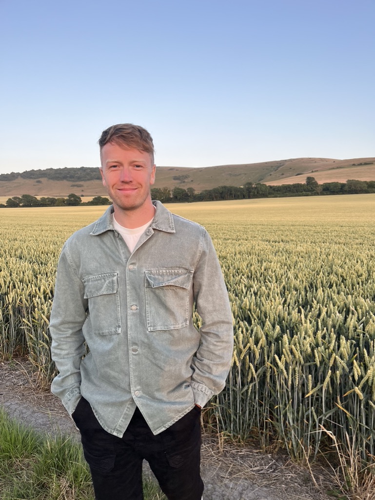 My little content agency just crossed £18,000 in monthly revenue. 

It took 365 days with zero experience &amp; is nicely profitable.

Here are the 12 steps of my wild &amp; bumpy journey:

Hope it's helpful to someone!

[🧵 thread]