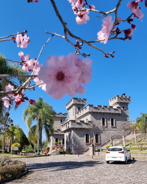 Turismo_Bento's tweet photo. Sim, Bento tem castelos!🏰🍷
Foto: @elenicebondan
👉 #BentoPuraInspiraçao #TurismoBento #cittadelvino #valedosvinhedos #caminhosdepedra #encantosdeeulalia #valedasantas #cantinashistoricas #VisiteBento #Bentolovers #CurtaBento #CapitaldoVinho #bentobalonismo @mturismo https://t.co/khoxMWk28K