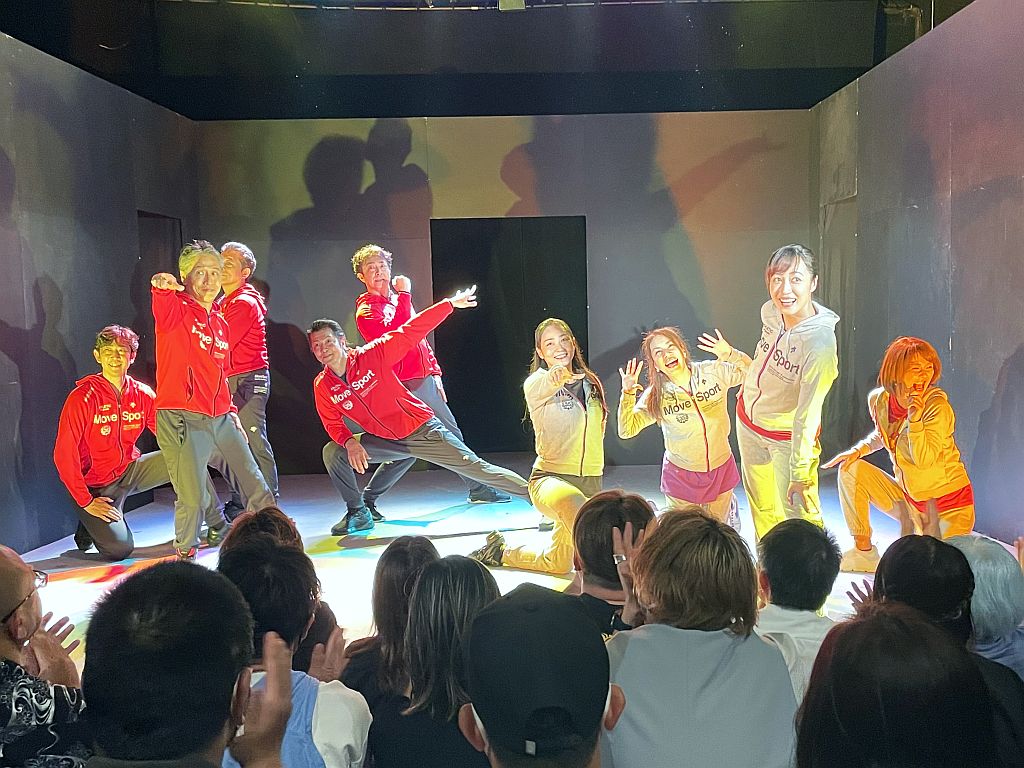 super_11214's tweet image. 今日は下北沢のザ・スズナリにて、大森カンパニープロデュースさんの「更地SELECT〜SAKURA Ⅶ」を観てきました。
撮影OKなカーテンコールと、物販コーナーにてベテラン坂本あきらさんと、推しの依里さんツーショット(≧∀≦)
　
#更地祭 #下北沢 #スズナリ