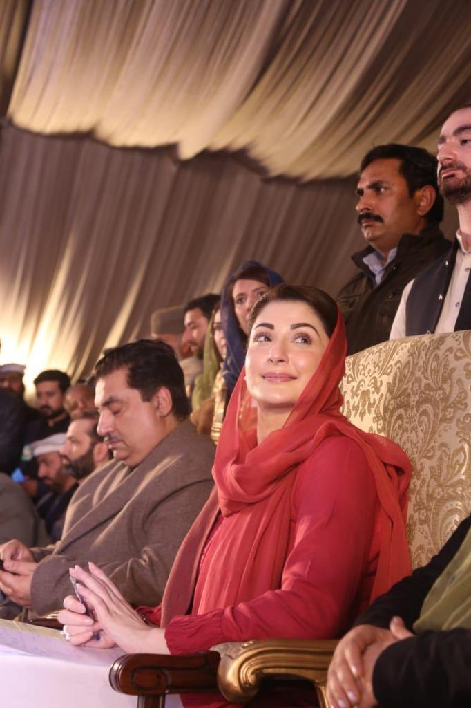 A woman is not weak, a woman is a symbol of bravery and courage and Maryam Nawaz has proved this by her actions, by her strength, by her determination, by her ability, by her willingness and by her courage! ❤️
#شجاع_آباد_میں_امید_سحر
#TeamMianSaqibMPA
