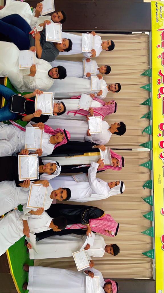احتفلت إدارة المدرسة ومعلمي التربية الخاصة هذا اليوم الأحد بتخريج طلاب الصف الثالث المتوسط ، وقد قام مدير المدرسة الأستاذ/ عثمان العرف بتوزيع الهدايا على الطلاب.
#تعليم_القصيم
#مكتب_تعليم_غرب_بريدة