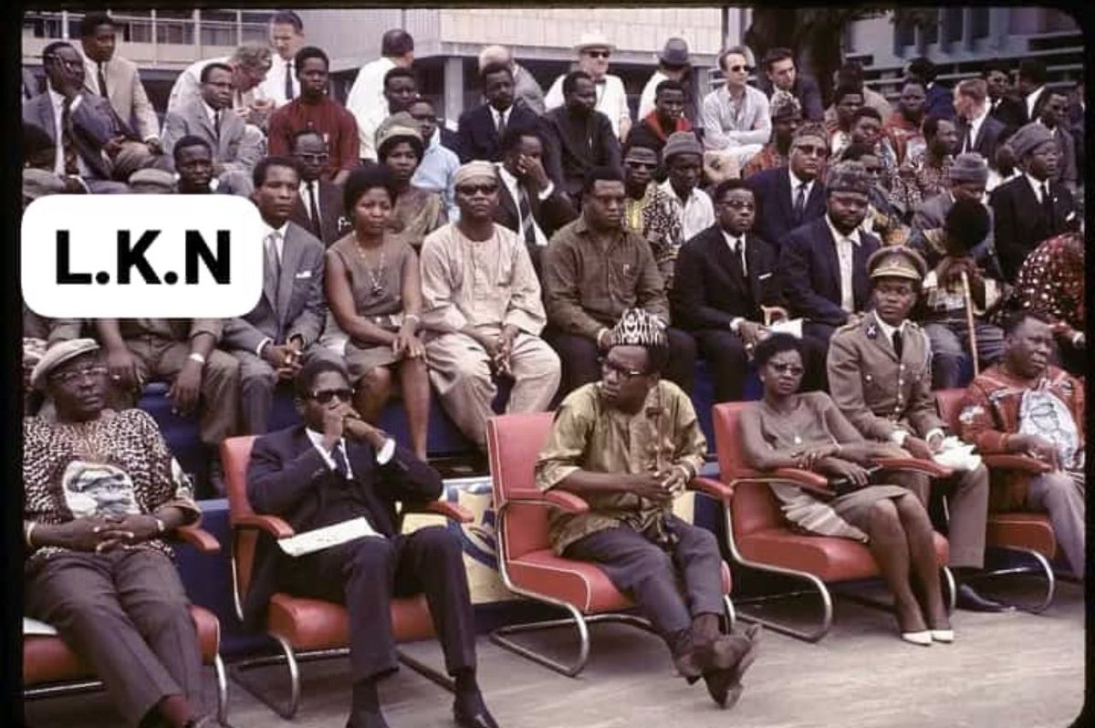 Je pense que Mobutu s adressait à mon père, assis à son extrême gauche! Yvon Kimpiob était président de l Assemblée nationale à l époque ! Love daddy #Famille