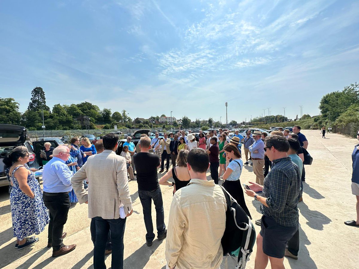 LukeHall's tweet image. Sun shining on the @Conservatives team in #Flitwick #MidBeds