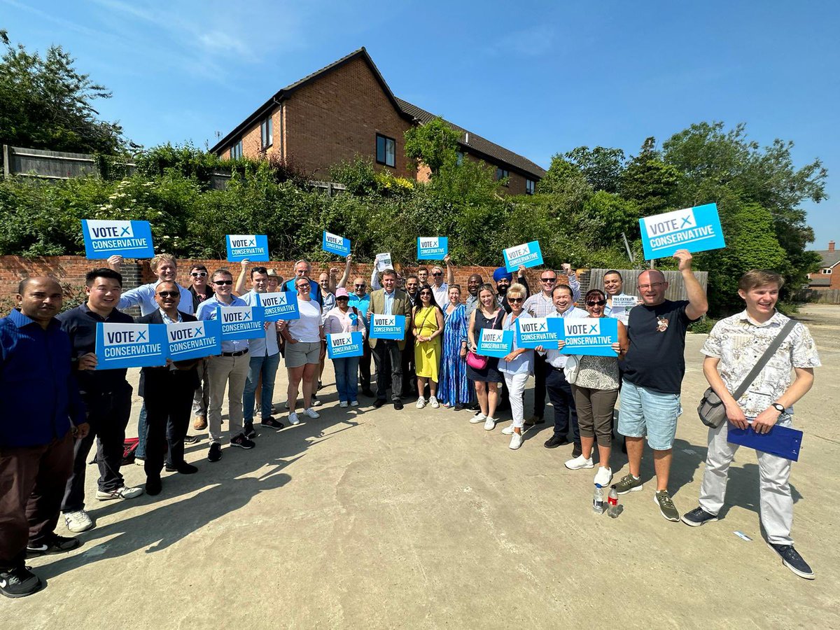 LukeHall's tweet image. Sun shining on the @Conservatives team in #Flitwick #MidBeds