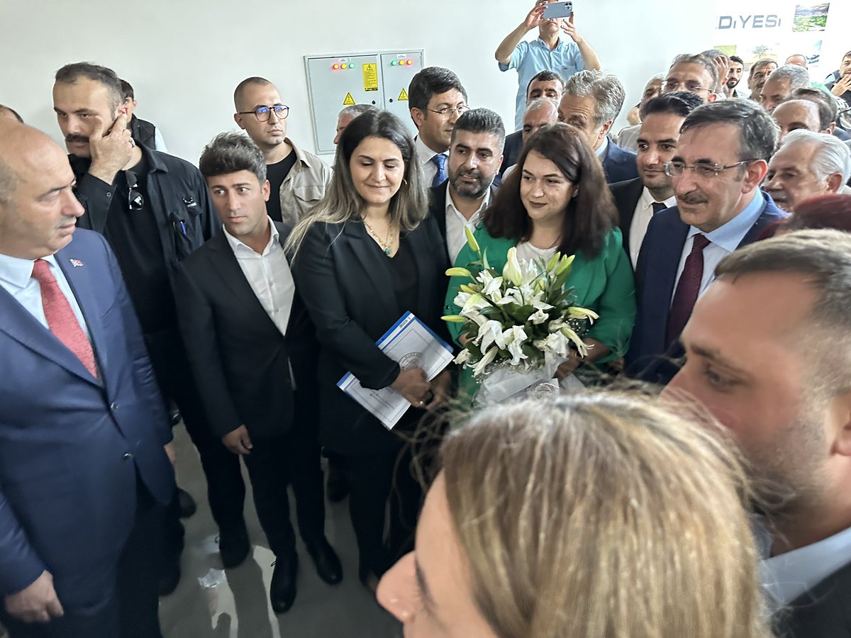 mbrkgzi1's tweet photo. Sn. Cumhurbaşkanı yardımcımız Dr. Cevdet Yılmaz Bey'i Kamu Mühendisleri Platformu olarak yeni görevini tebrik ettik ve durumumuzu anlatan dosyamızı takdim edip çiçeğimizi kendisine sunduk. Biz hemşehrilerini kırmayıp bizlerle ilgilenen Cumhurbaşkanı yardımcımıza sonsuz teşekkürler. @_cevdetyilmaz