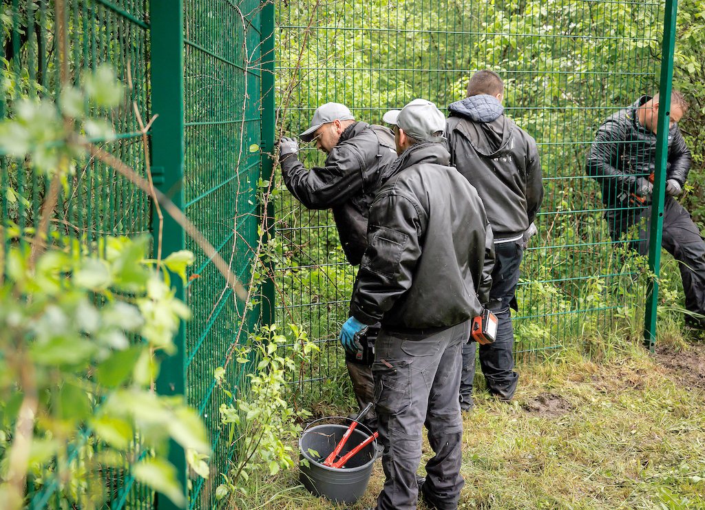 Demokracija1's tweet photo. V obdobju vzpona #migracije se je začelo podiranje panelne #ograja na #meja https://t.co/lqyRMY6mrn via @Demokracija1 https://t.co/kKUgfpNNjP
