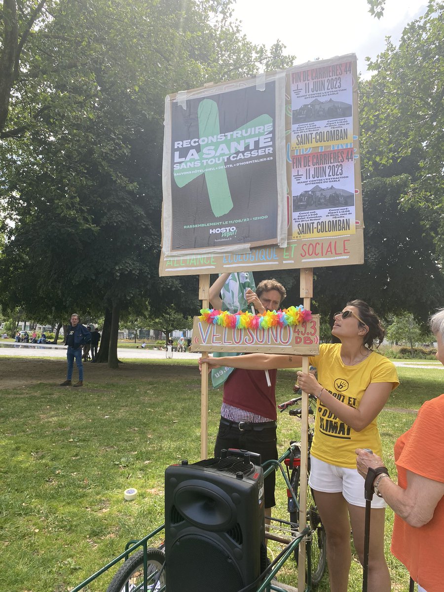 A #Nantes, les manifestations doivent être autant synonymes de lutte que de fête, comme Julie et ses amis qui préparent leur vélo sono. « Il ne faut pas avoir peur des manifs ».
#hostodebout #manif11juin #miroirdeau