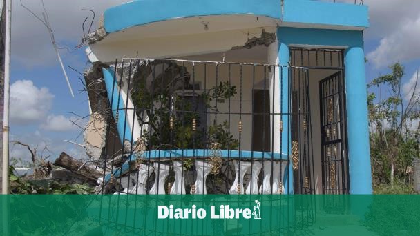 DiarioLibre's tweet photo. 📰 |#ActualidadDL|Propietaria de terrenos del barrio Marañón acusa al senador Antonio Taveras de obstruir su inmueble
🔗 https://t.co/nuXZfeH5kD
#DiarioLibre #Terrrenos #Desalojo #Marañón4 #VillaMella https://t.co/pOxfTYyEoA