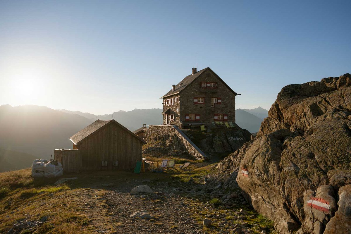 Tirol_info's tweet photo. De Erlanger hütte is een berghut gelegen in het adembenemende Ötztal. Deze Alpenhütte, hoog in de bergen genesteld, biedt een ongeëvenaard uitzicht op het omringende berglandschap. 

#erlanger #hütte #berhut #meardaagsehuttentocht #vent

https://t.co/qOKfTnvEwR https://t.co/t5OsBgSyiP