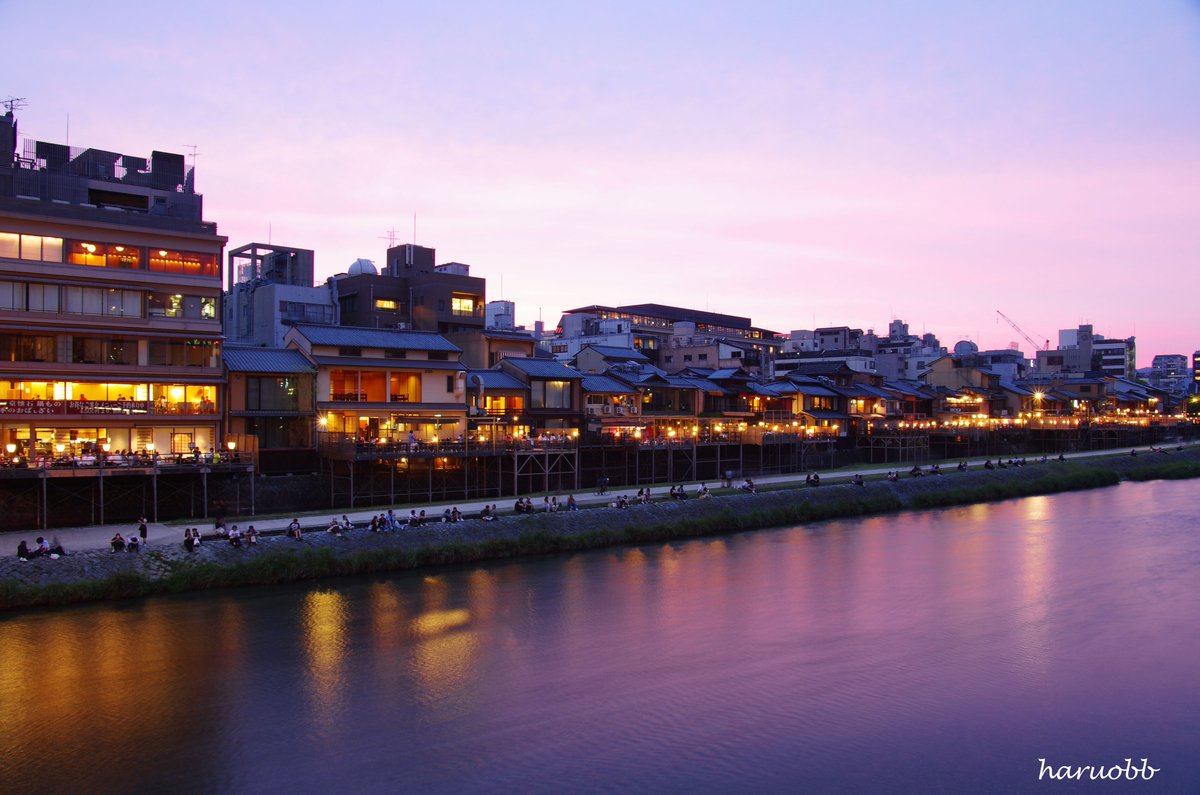 京都・鴨川 四条大橋からの撮影 夕焼け色の空のピンクが、 鴨川の水面に照らし出されて、 ピンク色の水面となった ほんの一瞬だけど、 さすがに東京よりも西に位置している 19時過ぎてようやく空が焼けてきた 日本列島の位置を感じさせてくれました