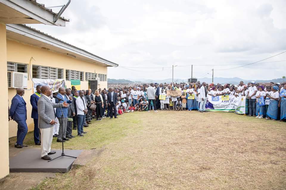 DigitalNewsGa's tweet photo. #Images | Le Président Ali Bongo Ondimba, qui a reçu un accueil particulièrement enthousiaste dans la #Ngounié, a pris le pouls des attentes de la population sur le terrain, manifestant au passage sa grande proximité avec elle ce samedi 10 juin à #Mimongo.
#DigitalNews
#Gabon https://t.co/SXy87RG645