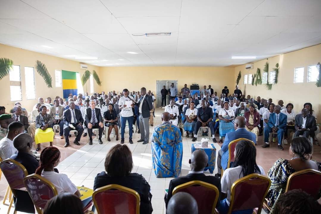 DigitalNewsGa's tweet photo. #Images | Le Président Ali Bongo Ondimba, qui a reçu un accueil particulièrement enthousiaste dans la #Ngounié, a pris le pouls des attentes de la population sur le terrain, manifestant au passage sa grande proximité avec elle ce samedi 10 juin à #Mimongo.
#DigitalNews
#Gabon https://t.co/SXy87RG645