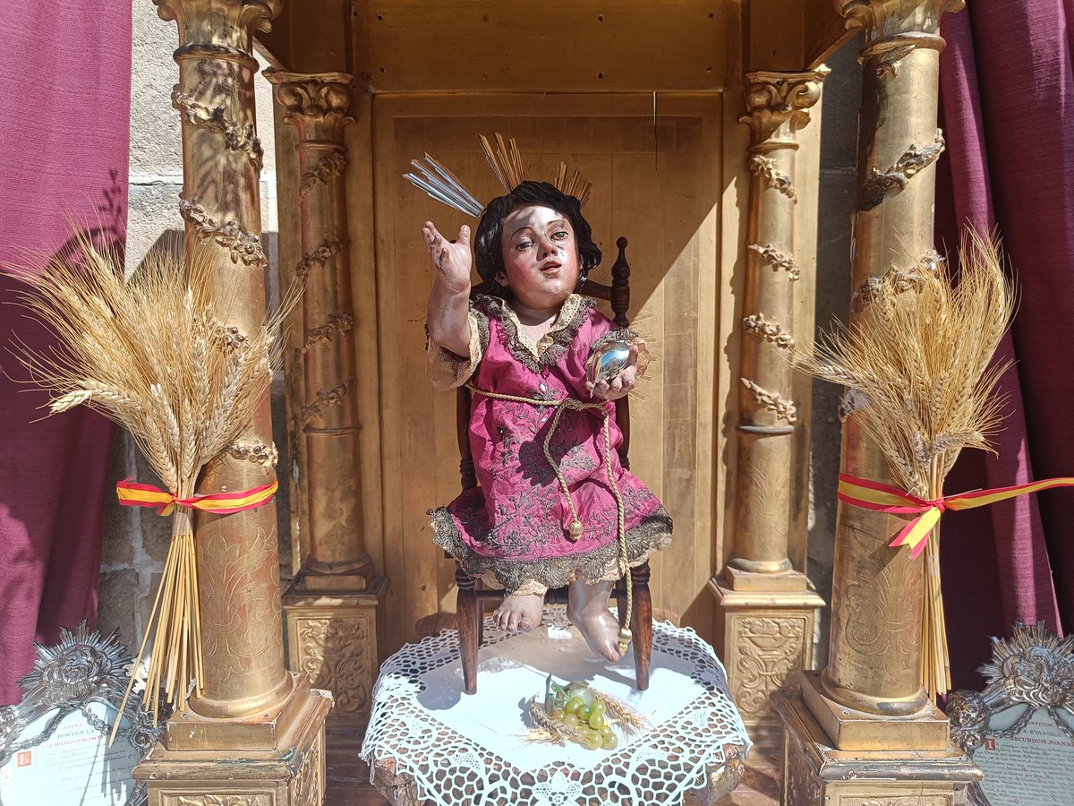 _losmilagros's tweet photo. CORPUS CHRISTI

En la mañana de hoy, domingo de Corpus, nuestra mayordomía ha realizado el montaje de un altar.

El motivo principal de éste ha sido resaltar el retablo de la Santísima Virgen, acompañándose de varios motivos sacramentales.

#CorpusChristi 
#virgendelosmilagros https://t.co/UrJEbNfYyU