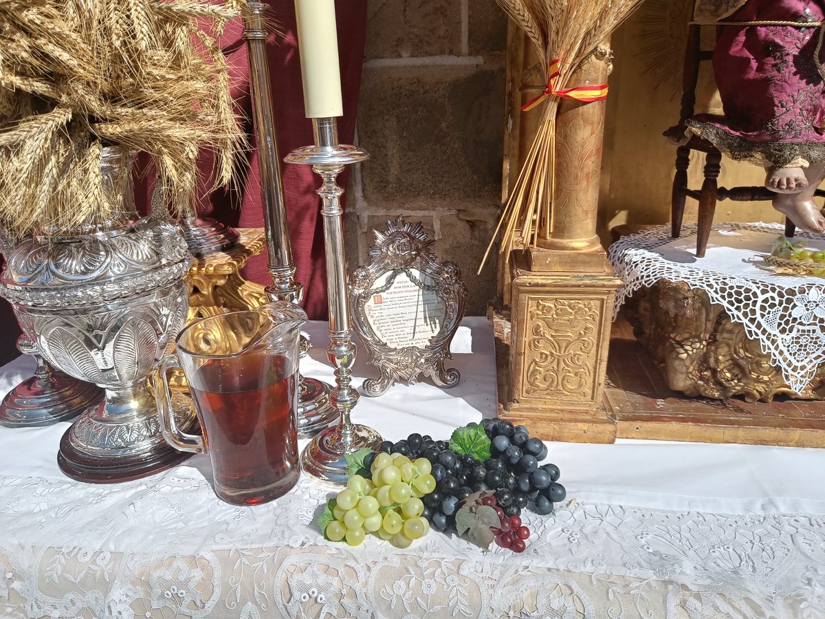 _losmilagros's tweet photo. CORPUS CHRISTI

En la mañana de hoy, domingo de Corpus, nuestra mayordomía ha realizado el montaje de un altar.

El motivo principal de éste ha sido resaltar el retablo de la Santísima Virgen, acompañándose de varios motivos sacramentales.

#CorpusChristi 
#virgendelosmilagros https://t.co/UrJEbNfYyU