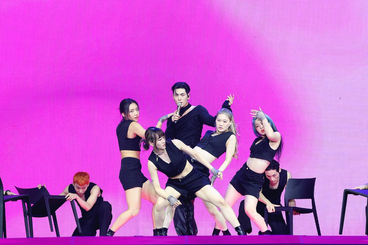 [#WeverseConFestival] @BAEKHO_PLEDIS performed solo at Weverse Con on the second day of the Weverse Con Festival! Sharing official pics! #BAEKHO #백호 #WeverseCon2023 #위버스콘