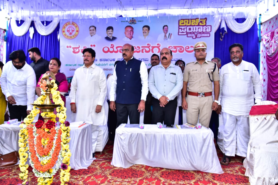 hnfimamniyazi's tweet image. ಇಂದು ಹೊಸಪೇಟೆಯ ಜೆ‌.ಎಸ್.ಡೆಬ್ಲೂ ಬಸ್ ನಿಲ್ದಾಣದ ಆವರಣದಲ್ಲಿ ಕರ್ನಾಟಕ ಘನಸರ್ಕಾರದ #ಶಕ್ತಿಯೋಜನೆ ಚಾಲನೆ ನೀಡುವ ಕಾರ್ಯಕ್ರಮವನ್ನು ಆಯೋಜಿಸಲಾಗಿತ್ತು ಈ ಕಾರ್ಯಕ್ರಮವನ್ನು ಮಾನ್ಯ ಶಾಸಕರು #HRgaviyappa ಅವರು ಉದ್ಘಾಟಿಸಿದರು
@hnfimamniyazi ಮತ್ತು ಜಿಲ್ಲೆಯ ಎಲ್ಲಾ ಅಧಿಕಾರಿಗಳು ಉಪಸ್ಥಿತರಿದ್ದರು @BZZameerAhmedK