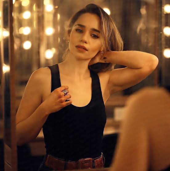 'Babama oyuncu olacağımı söylediğimde bana ezberlemem gereken tek bir replik olduğunu söylemişti...  'Yanında patates kızartması da ister misiniz?''

-Emilia Clarke