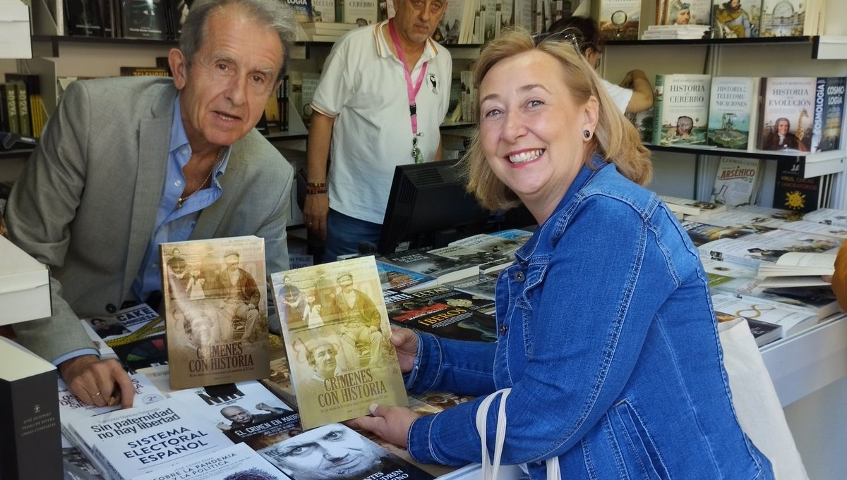 Muy satisfecho, un año más, en la Feria del Libro de Madrid. En esta ocasión con un nuevo libro: "CRIMENES CON HISTORIA. De los inicos de la cronica negra a la aparición de El Caso".