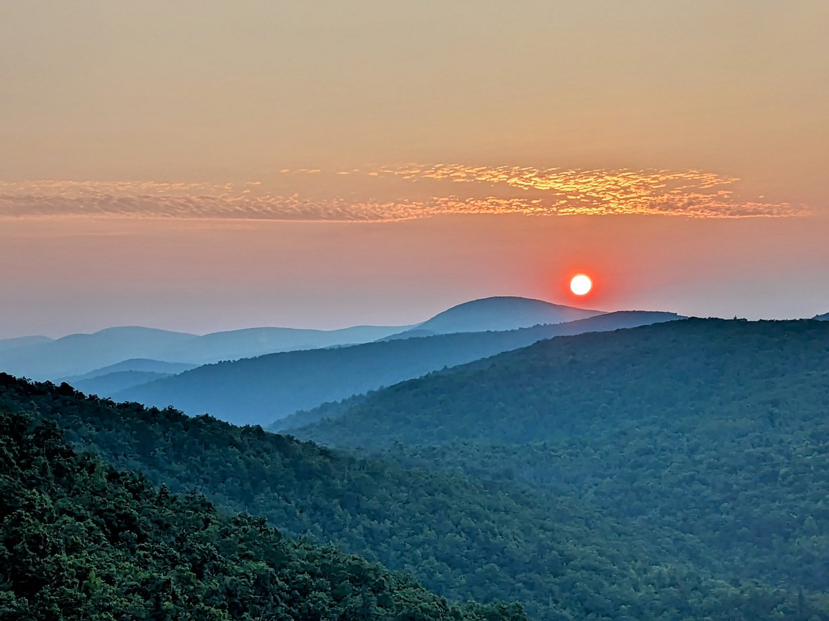 IVY CREEK SUNRISE
#BlueRidgeMountains #Sunrise 
#VirginiaOutdoors 
#StormHour #ThePhotoHour