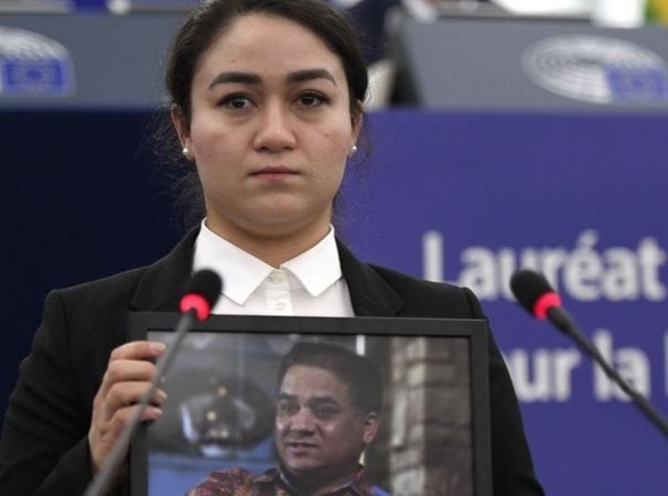 🗨Intellectuals like my father are locked in camps. They tried to promote #Uyghur culture, they haven't harmed anyone. I urge the international community to get involved.

On #FathersDay listen to <a href="/JewherIlham/">Jewher.Ilham</a> Ilham Tohti's daughter 👇 #FreeIlhamTohti
youtube.com/watch?v=qs2OlK…