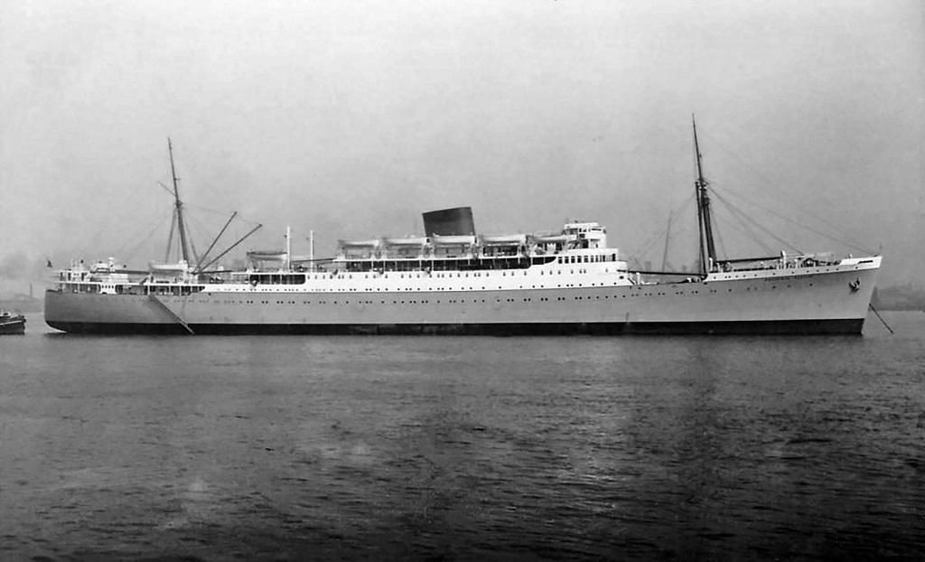 ShippingMag's tweet photo. Pictured: The fourth Warwick Castle as the Pretoria Castle shortly after her delivery to Union-Castle Line in 1939. Part of our article on the Durban Castle and Warwick Castle https://t.co/Wh4mCKp3qV #shipping #unioncastleline #maritime https://t.co/zMMuucJIYG