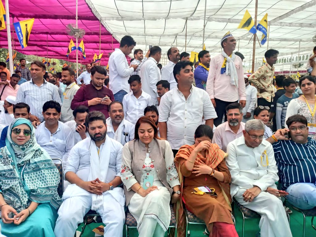 AaleyIqbal's tweet photo. आज दिल्ली के एतिहासिक रामलीला मैदान में आम आदमी पार्टी द्वारा केंद्र सरकार के काले🏴 अध्यादेश के खिलाफ #AAPKiMahaRally का आयोजन किया।
              जहा दिल्ली के ��ोने - कोने से लोग मौजुद रहे और अपना समार्थन मुख्यामंत्री @ArvindKejriwal जी को और आम आदमी पार्टी को दीया।

@ArvindKejriwal जी आप संघर्ष करो, हम आपके साथ।

#AAPKiMahaRally 
#AAPMahaRally 
#AAP