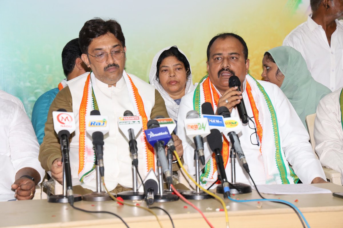 SAfsariBegumINC's tweet photo. @AhmerIslam_ @ShayarImran @INCMinority @KPCCMinority @JAslamBasha @britenazeer @INCTamilNadu @AbdulWahidINC @NazarFaridiIND @INCNilgiri @greenibrahim @SyedHazeena Our State InCharge AICC Coordinator @AhmerIslam_ and State Chairman @JAslamBashaINC conducted the 1st executive meeting successfully.
Ahmer Islam ji demonstrated inspirational future plans and we are blessed to have mentor @AhmerIslam_ for our TN MD Department. https://t.co/1TDfdRRSyf