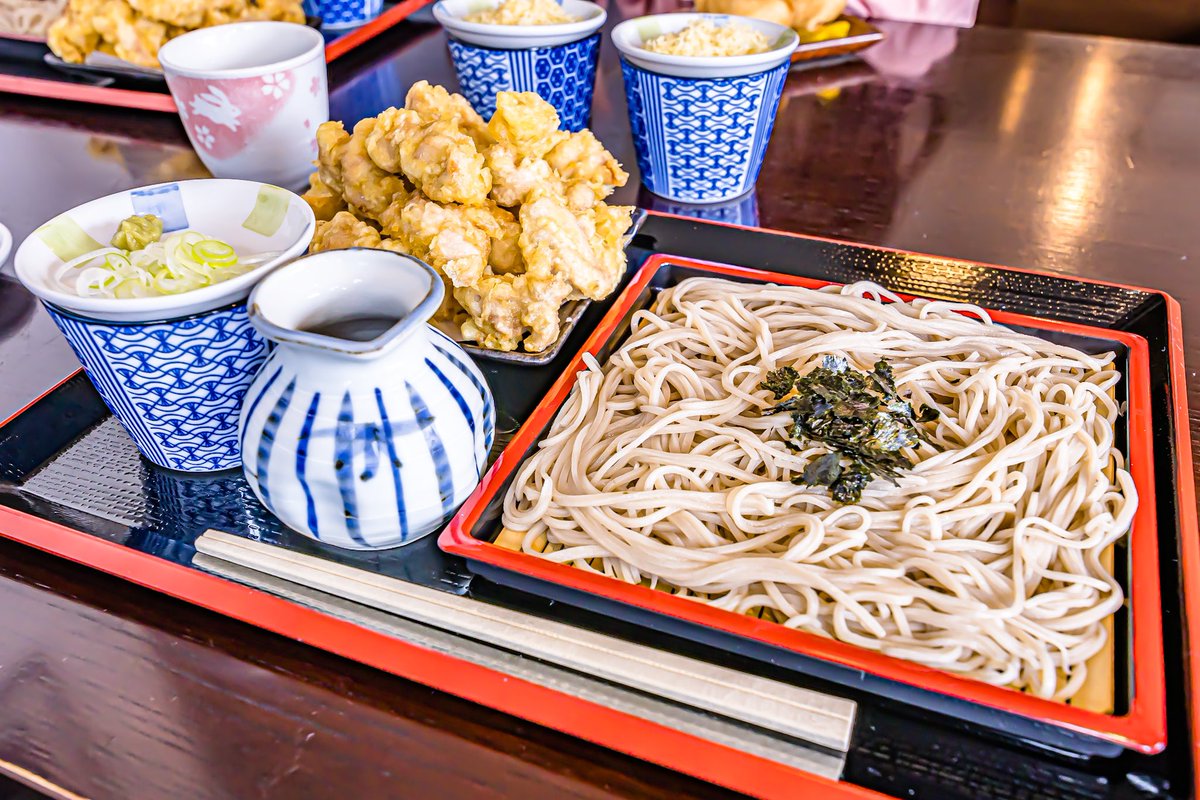 rin_photography's tweet photo. 知り合いが営んでいる青森県八戸市にあるお蕎麦屋さん

【手打ち蕎麦　濘】

名物の鶏天ざる蕎麦を頂きました。
蕎麦のコシも強く蕎麦つゆもスッキリ、一番印象に残ったのはやはり《鶏天》
単体でも甘く、塩を振るとさらに旨さが引き立ちました。

手打ち蕎麦 濘さんのHP
↓
https://t.co/OYgXc64guw https://t.co/49clPtvwW1