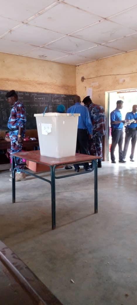 modelemali's tweet photo. Démarrage ce 11 juin du vote par anticipation des FDS sur l’ensemble du territoire dans le cadre du référendum. 
Nos OLT sillonnent actuellement quelques bureaux de vote. A part klk difficultés d'ordre matériel dans certaines localités, les opérations se déroulent bien. https://t.co/eTFyOgSAsa