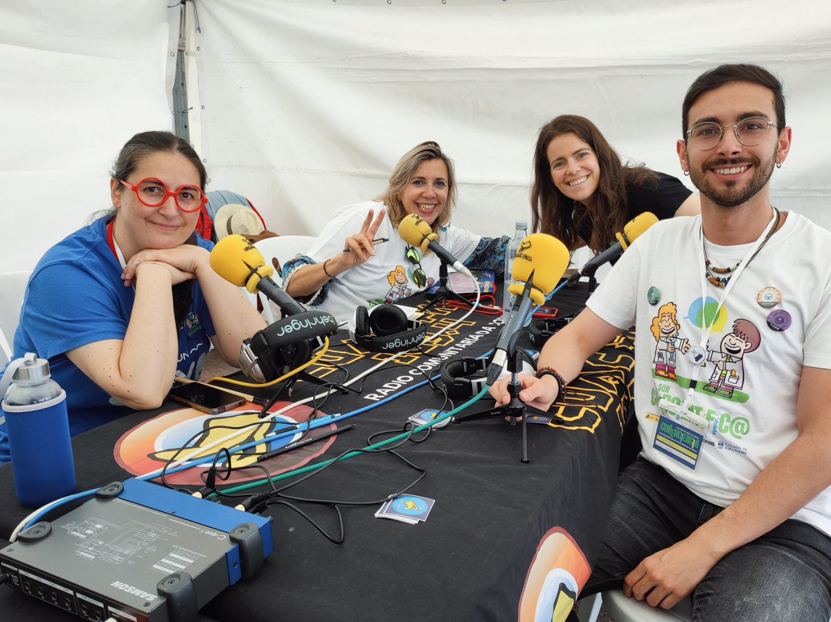 YerayFolgar's tweet photo. Onte estivemos ca @sxgquimica na #Cullerciencia facendo experimentiños da química que se agocha no noso día a día. Grazas a @CuacFM pola entrevista e o seu apoio á divulgación científica! 🧪

Parabéns ao CEIP Ría do Burgo e @ConcCulleredo por organizar esta fantástica feira! 🔬🔝 https://t.co/VpYt7xm1vt