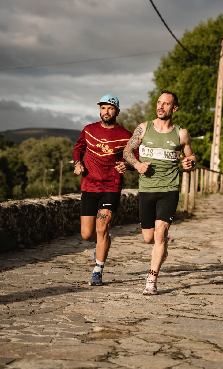 Estas son as camisetas oficiais desta edición de Os 21 do camiño.
Un ano máis confíamos na marca local softee do Grupo Jim Sports para a súa elaboración.
Agardamos que vos gusten