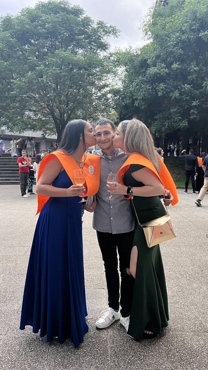 Orgullosa de haberme graduado en la carrera más bonita que pude escoger.
Una experiencia que te cambia la vida.
Por un mundo más Justo y equitativo, que viva el trabajo social!!