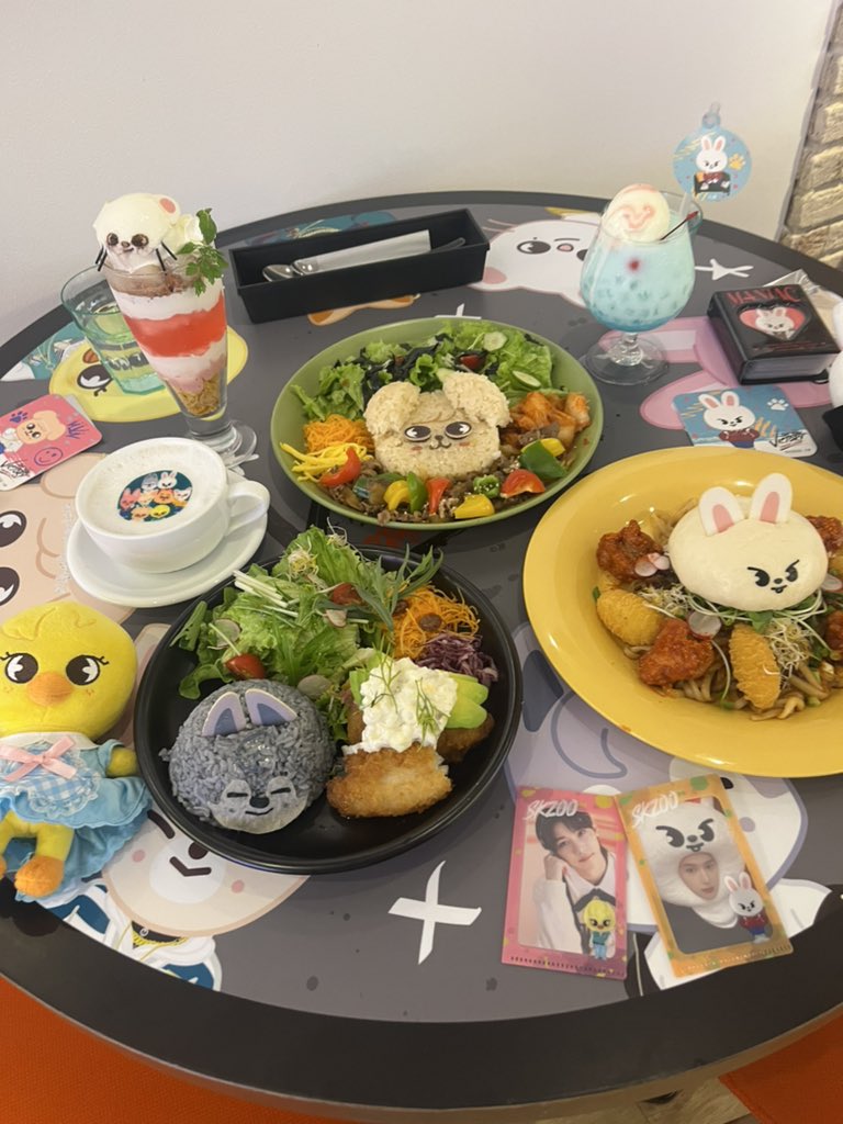 XXXXXXxxxxx_oox's tweet photo. 久しぶりのりたちとスキズカフェ最終日行ってきた〜‼️計画性無さすぎてなんも出来んかったけど楽しかった🥹💗カフェでちゃどりんに会えてハピハピしでした！ステイ大好き☺️もうスキズ関連の予定ファンミ鑑賞しかなくて悲しい…
@rii_takeoff https://t.co/Gt7ZMcYdtw
