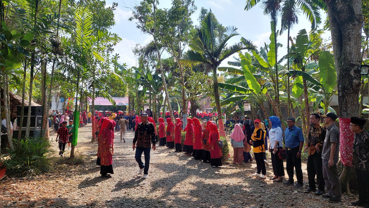 budparekrafjtg's tweet photo. Menteri Pariwisata dan Ekonomi Kreatif (Menparekraf) Sandiaga Uno mengunjungi Kampung Nopia Mino, di Desa Wisata Pekunden, Kabupaten Banyumas, Minggu (11/6/2023). Sandiaga Uno mengukuhkan Desa Wisata Pekunden menjadi desa terbaik di Indonesia.
#DiJatengAja #PesonaIndonesia https://t.co/xTEu9NfMsr
