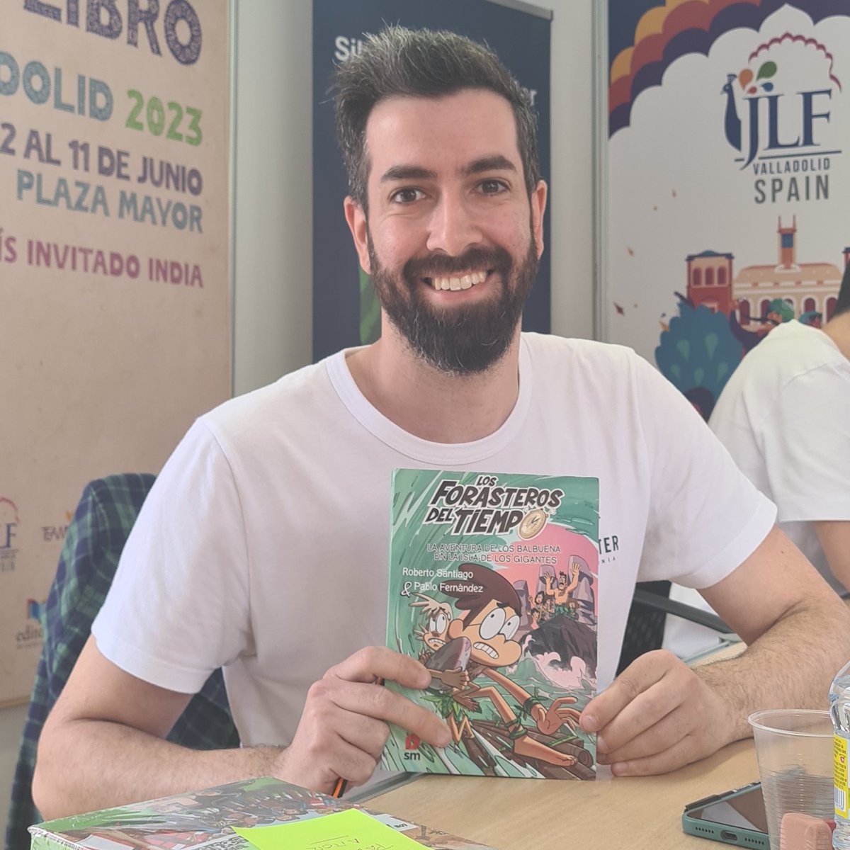 Si quieres llevarte a casa uno de los libros de Forasteros del tiempo dedicado por su ilustrador, Carlos Lluch, acércate cuando antes a la caseta de firmas de la #56FeriaLibroVLL 📚