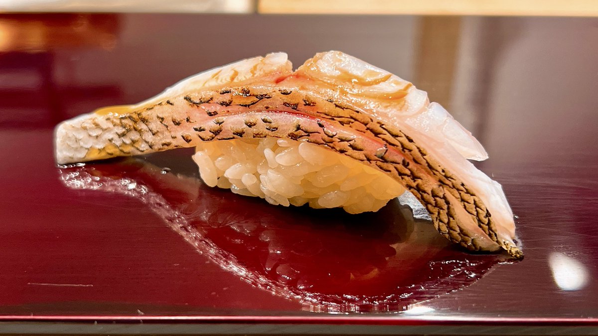 ore_meshi29's tweet photo. 何度も推すけど、都内のコスパ最強の寿司が築地のここ。なんと握り12品+つまみ10品で8,800円はマジ奇跡で、昼は6,600円。品数×美味さ×コスパなら都内随一。デートにも使えて、若い社会人でも手が届く値段なので、ガチでブクマ推奨。 https://t.co/46GlT5SdPN