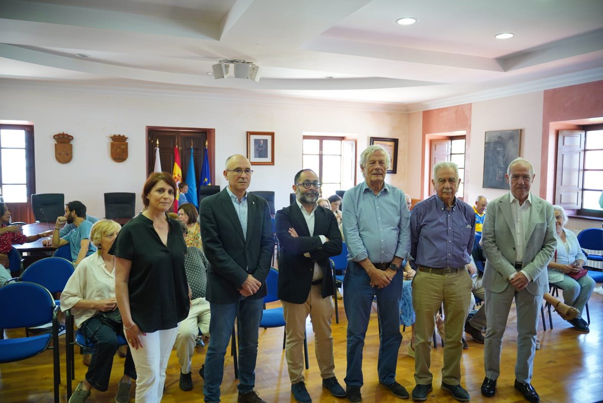 En plena conferencia-coloquio "Perspectivas de la Asturia Rural", en el Salón de Plenos del 
<a href="/AytoVegadeo/">Ayuntamiento Vegadeo</a>, organizado por el Foro Comunicación y Escuela <a href="/forocye/">Foro Comunicación y Escuela</a>
#FeriaMuestrasVegadeo
#VegadeoSeMuestra
#AsFerias58