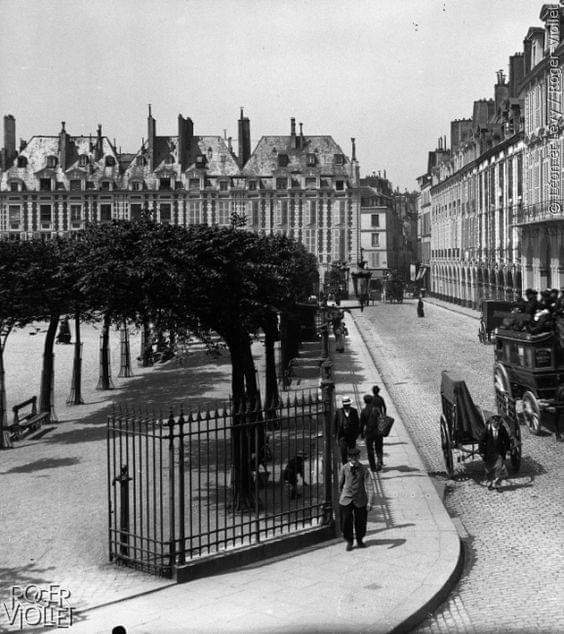 Léon et Lévy. 
Place des Vosges. 
c.1890. Paris le Marais