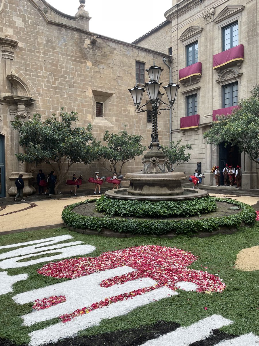 museusolsona's tweet photo. 😍 Així estem vivint el diumenge de #corpus2023 al Museu! https://t.co/0oQKNibUNG