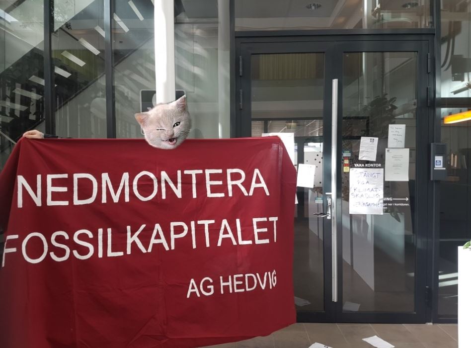 ag_hedvig's tweet photo. Visste ni att YARA ökade sin vinst med nästan 300% förra året? Trots minskad produktion till följd av Rysslands krig och ökade fossilgaspriser. YARAs vinst landade på 3,8 miljarder dollar... Marknadsekonomi i sitt esse. Vi behöver ta makten över hur vår mat produceras! https://t.co/YQ56pQFDSo