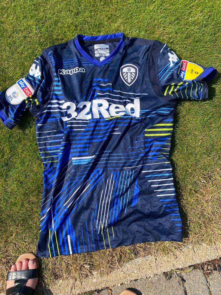 izzyjaybrown's tweet photo. these 2 colours work my leeds friends? https://t.co/ItQw5rSEV8