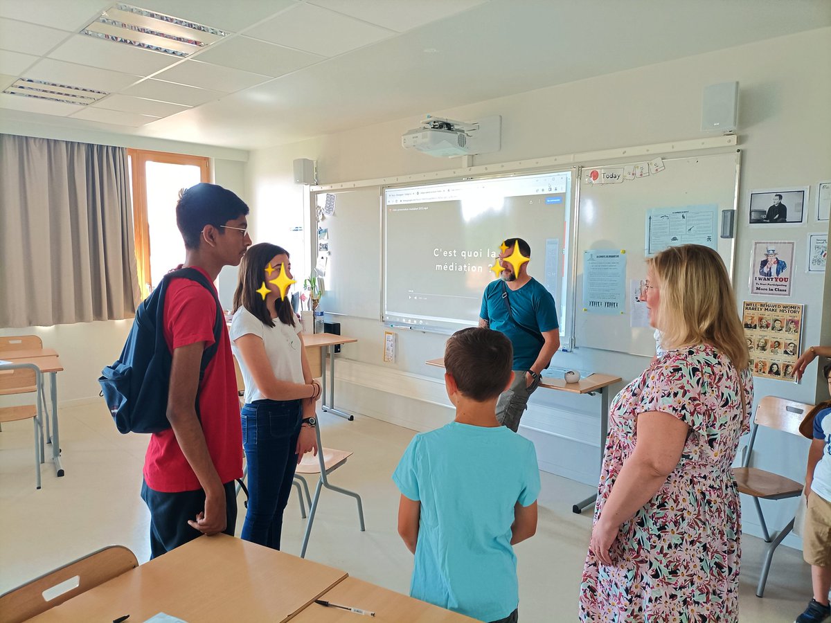SuissaSarah's tweet photo. Hier, pendant les JPO du #CollegeAutissier, les futurs élèves de 6e ont découvert la #MédiationParLesPairs avec bcp de curiosité à travers de nombreuses activités et les explications des #Mediateurs ! 
Les parents ont aussi été séduits par ce dispositif plein de #bienveillance! https://t.co/o8QRQHebu4
