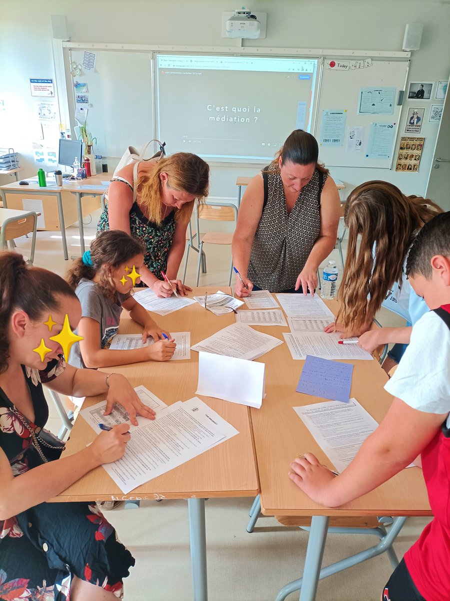 SuissaSarah's tweet photo. Hier, pendant les JPO du #CollegeAutissier, les futurs élèves de 6e ont découvert la #MédiationParLesPairs avec bcp de curiosité à travers de nombreuses activités et les explications des #Mediateurs ! 
Les parents ont aussi été séduits par ce dispositif plein de #bienveillance! https://t.co/o8QRQHebu4