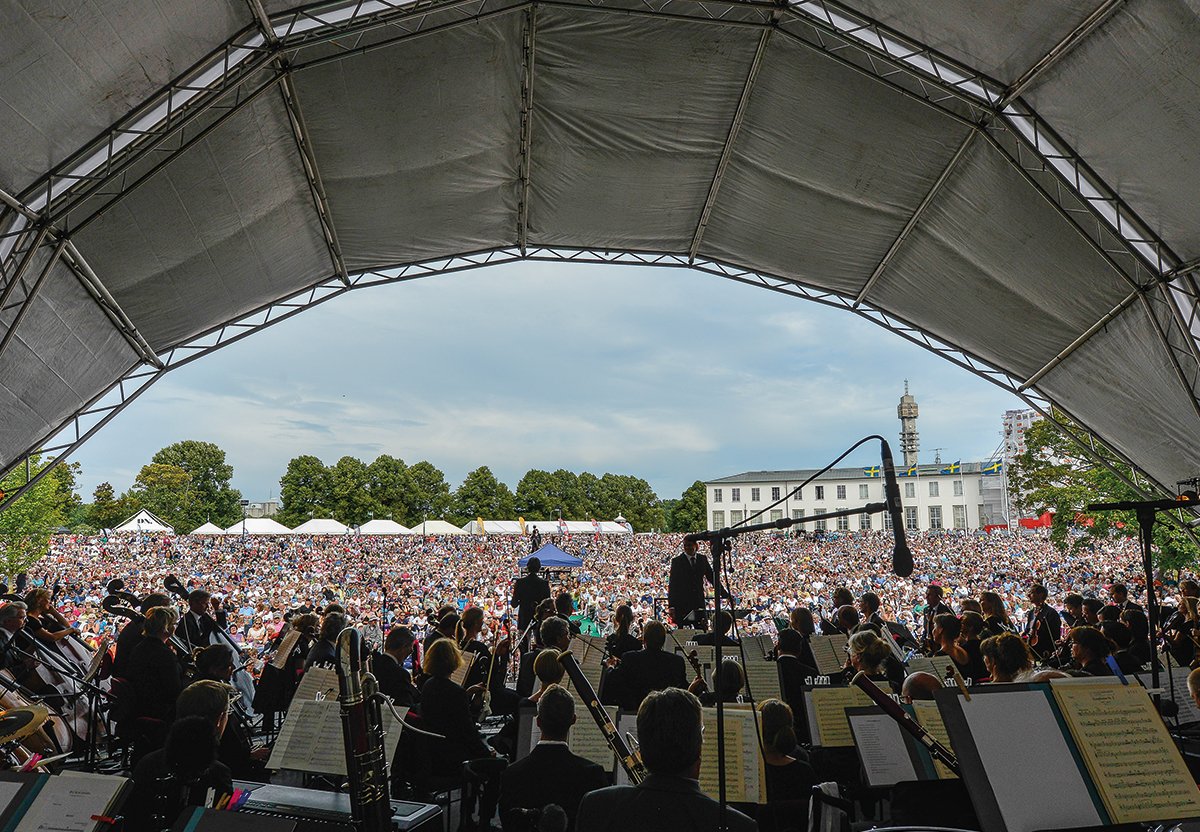 BEliasson2's tweet photo. Missa inte 13 augusti, ty då äger  #Filharmonikeridetgröna rum på Gärdet, med #KungligaFilharmonikerna , dirigent #AndreasHanson , paret #DavidLindgren och @KickiLindgren samt, inte minst, en av Sveriges mest framstående violinister - #ClaudiaBonfiglioli , stämledare i Violin II! https://t.co/D7DgthpQJT
