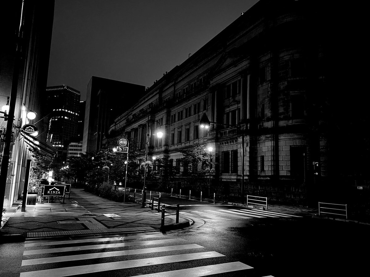 It is going to rain in earnest. 
#monochrome #streetsnap #photograghy 
#blackandwhite #nihonbashi #tokyo
#iPhone13ProMax